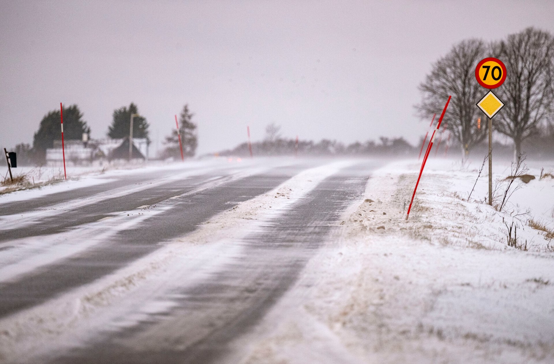 Police warn of slippery roads: "Stay inside" 