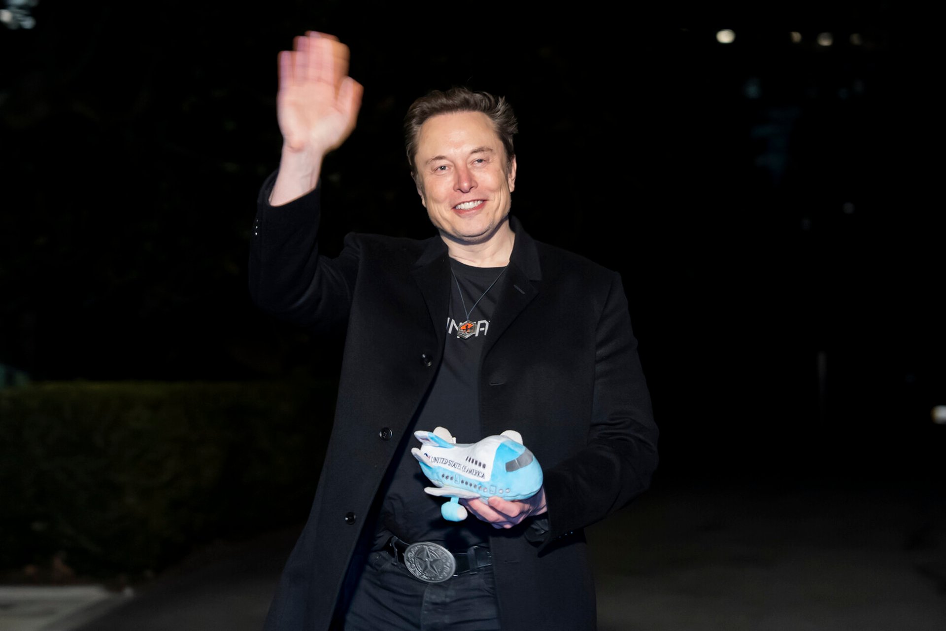 150,000 Canadians: Revoke Musk's citizenship