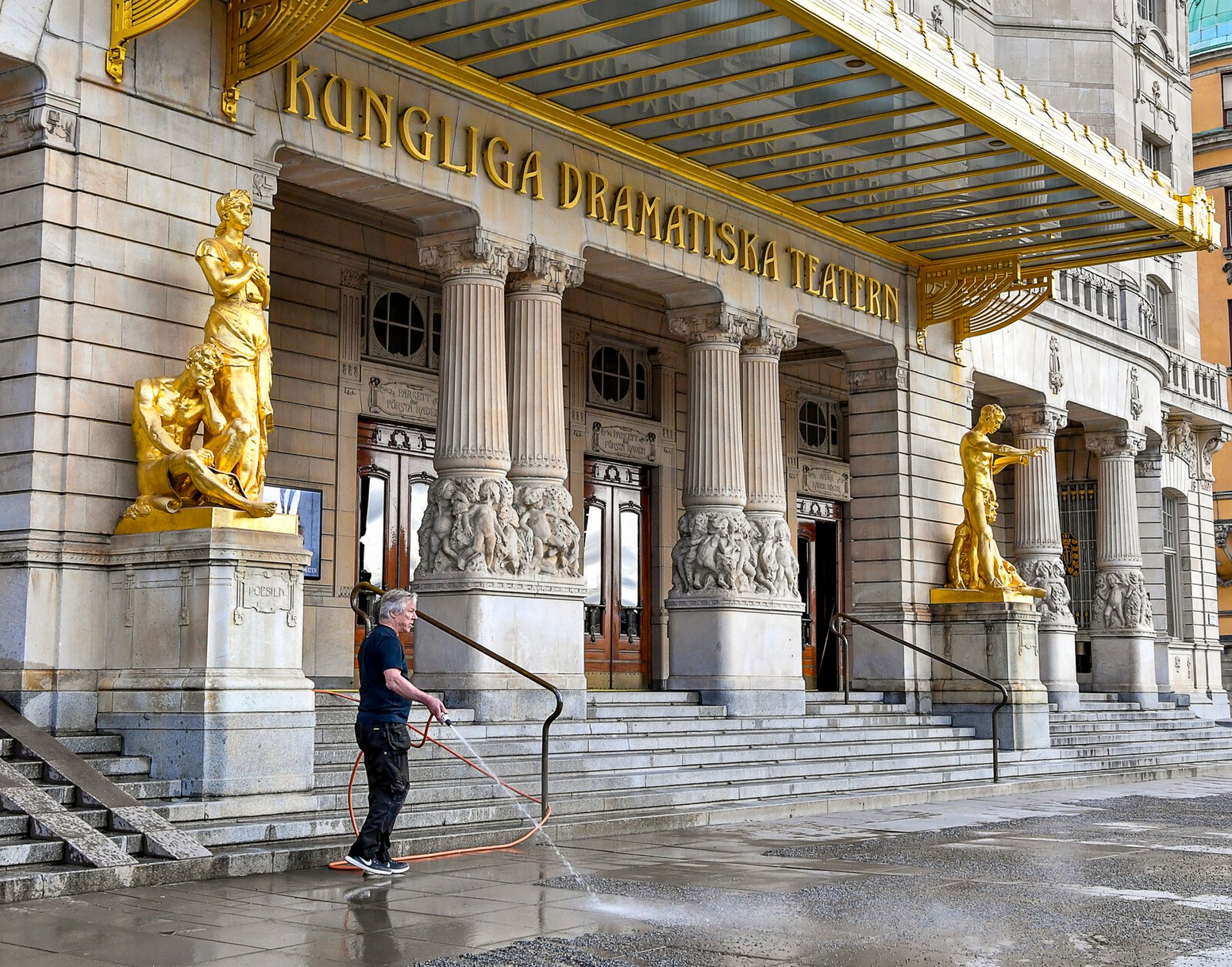 Leak at Dramaten – audience gets water on them