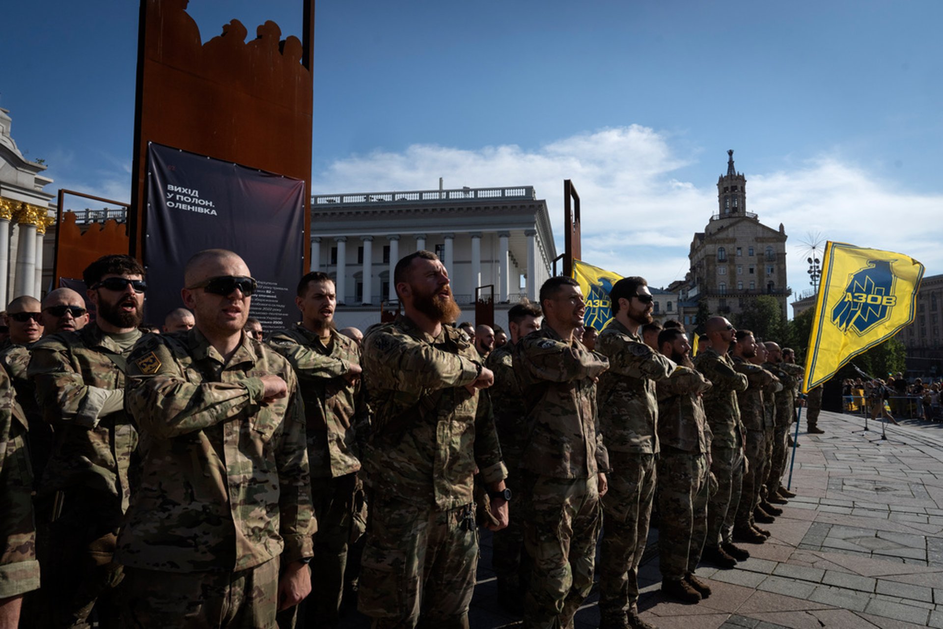 Thousands of Ukrainians demand prisoner exchange