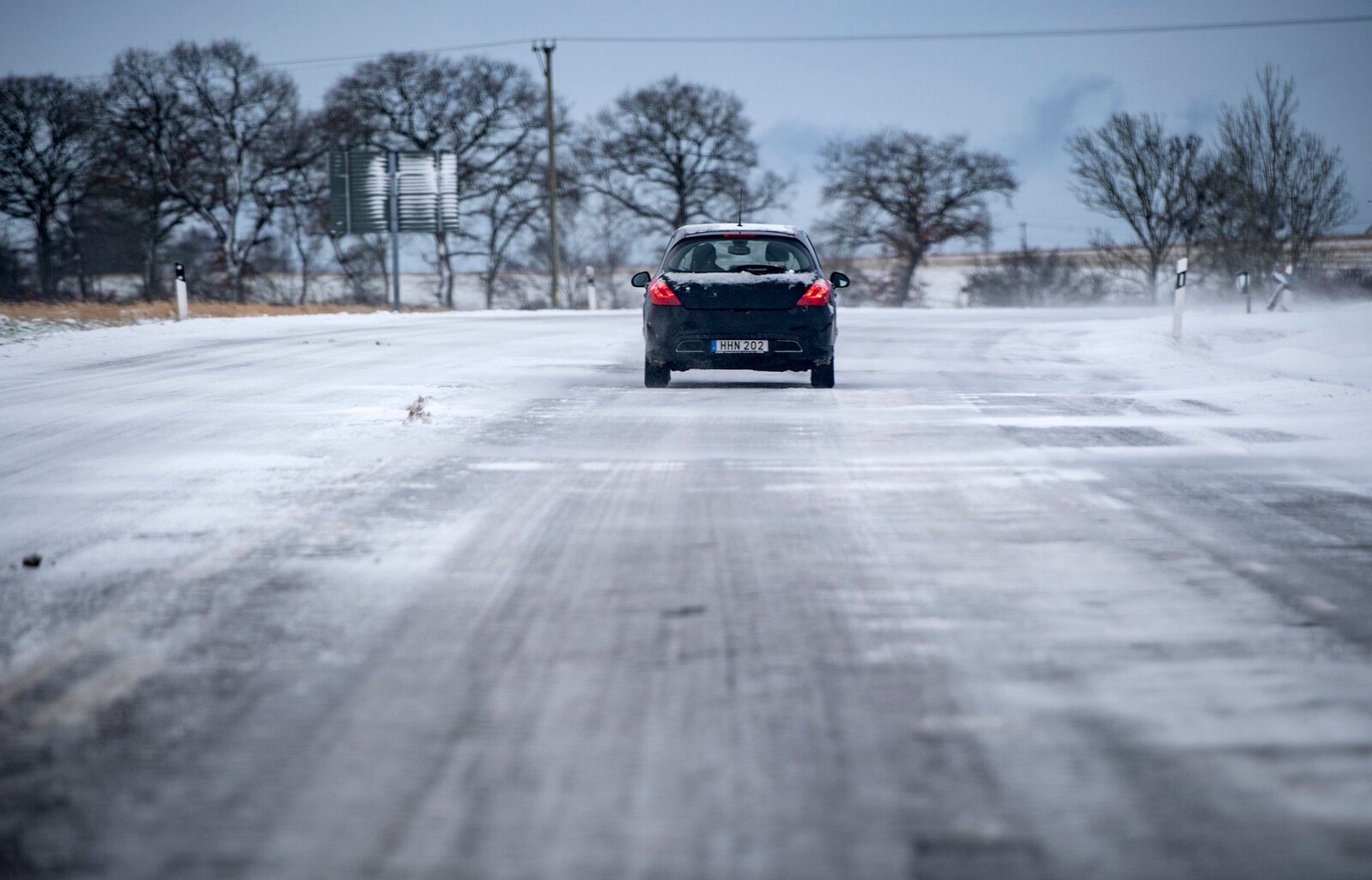 The Swedish Meteorological and Hydrological Institute warns of sudden ice slicks