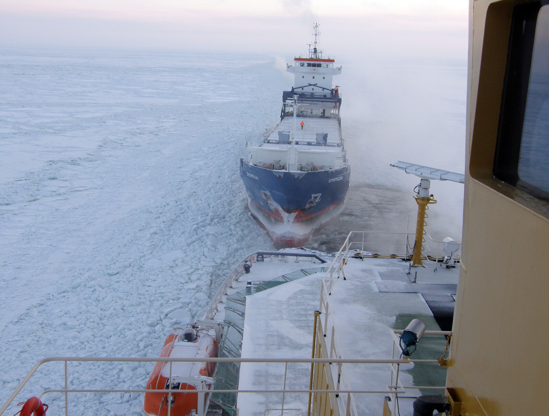 Fewer ships receive icebreaker assistance in mild weather