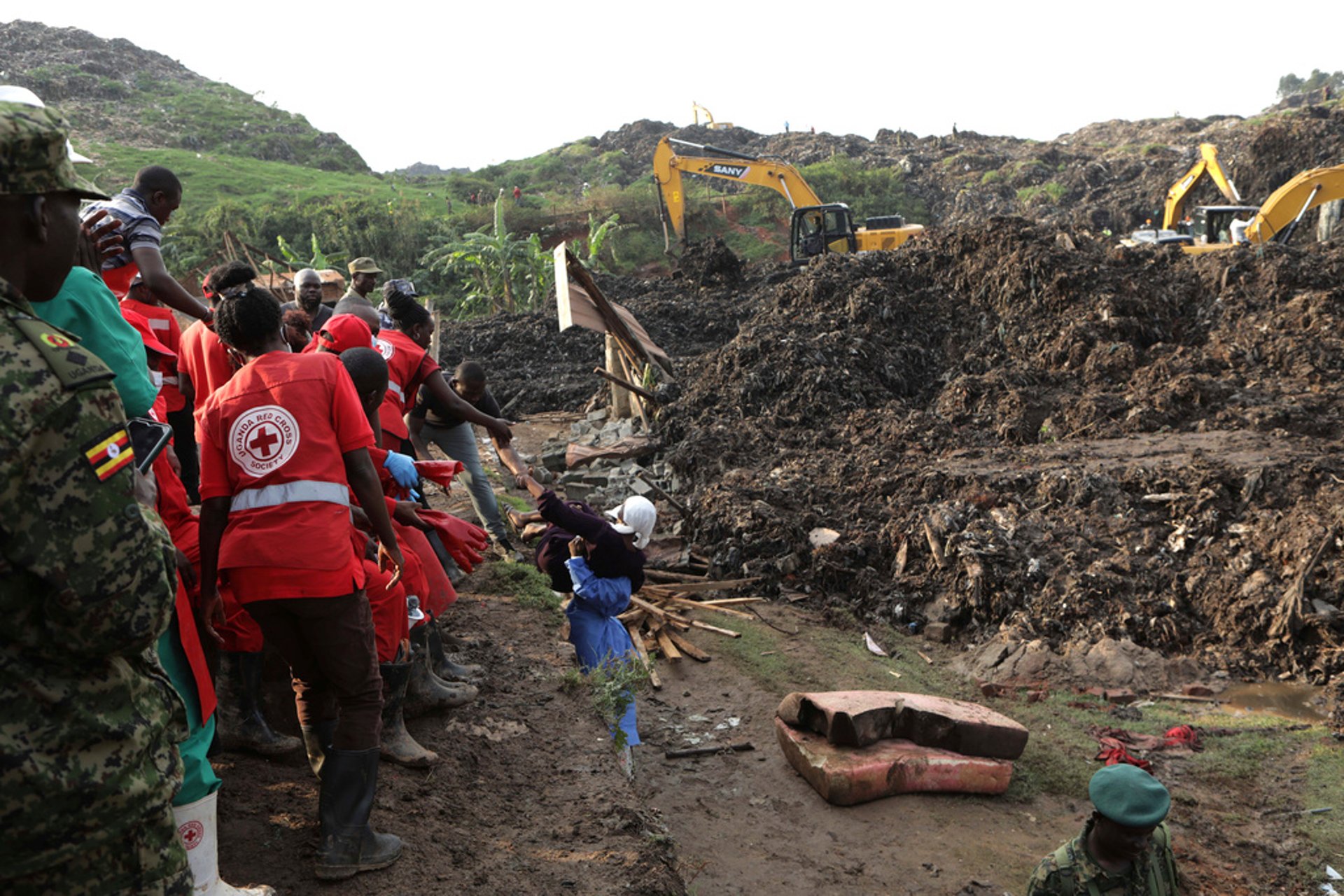 39 still missing after landslide at dump site