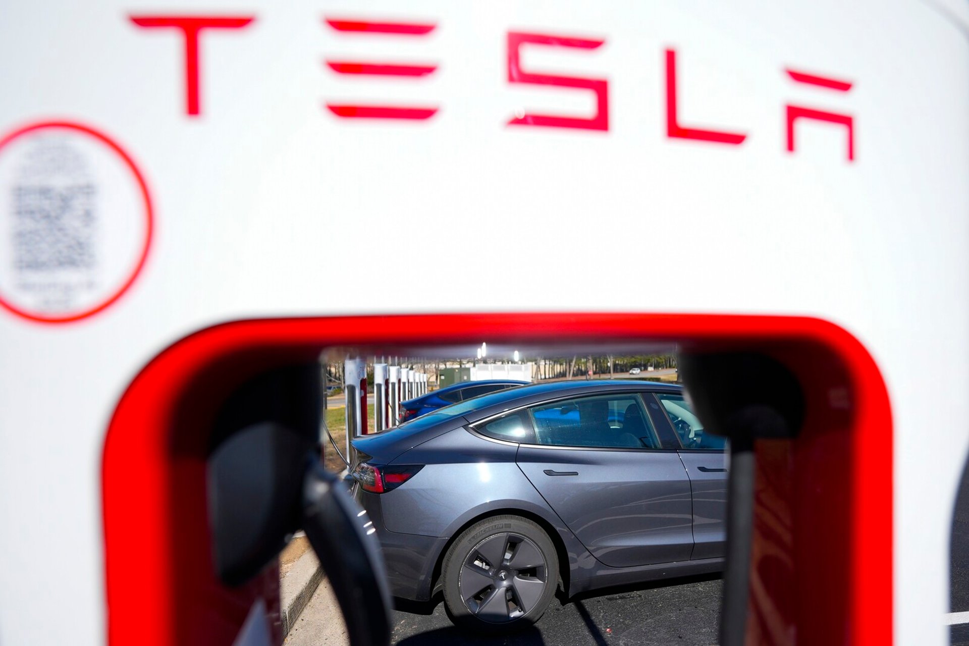 Sales slump for Tesla