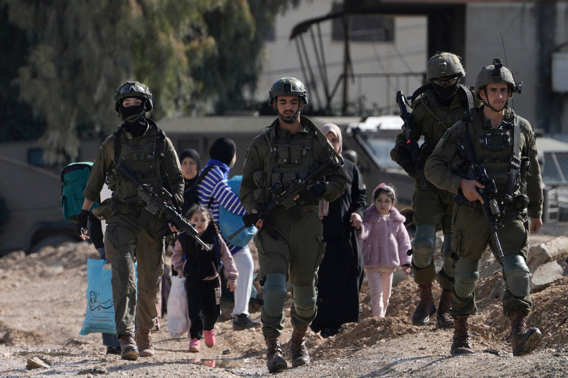 Hundreds reported to flee Israel's