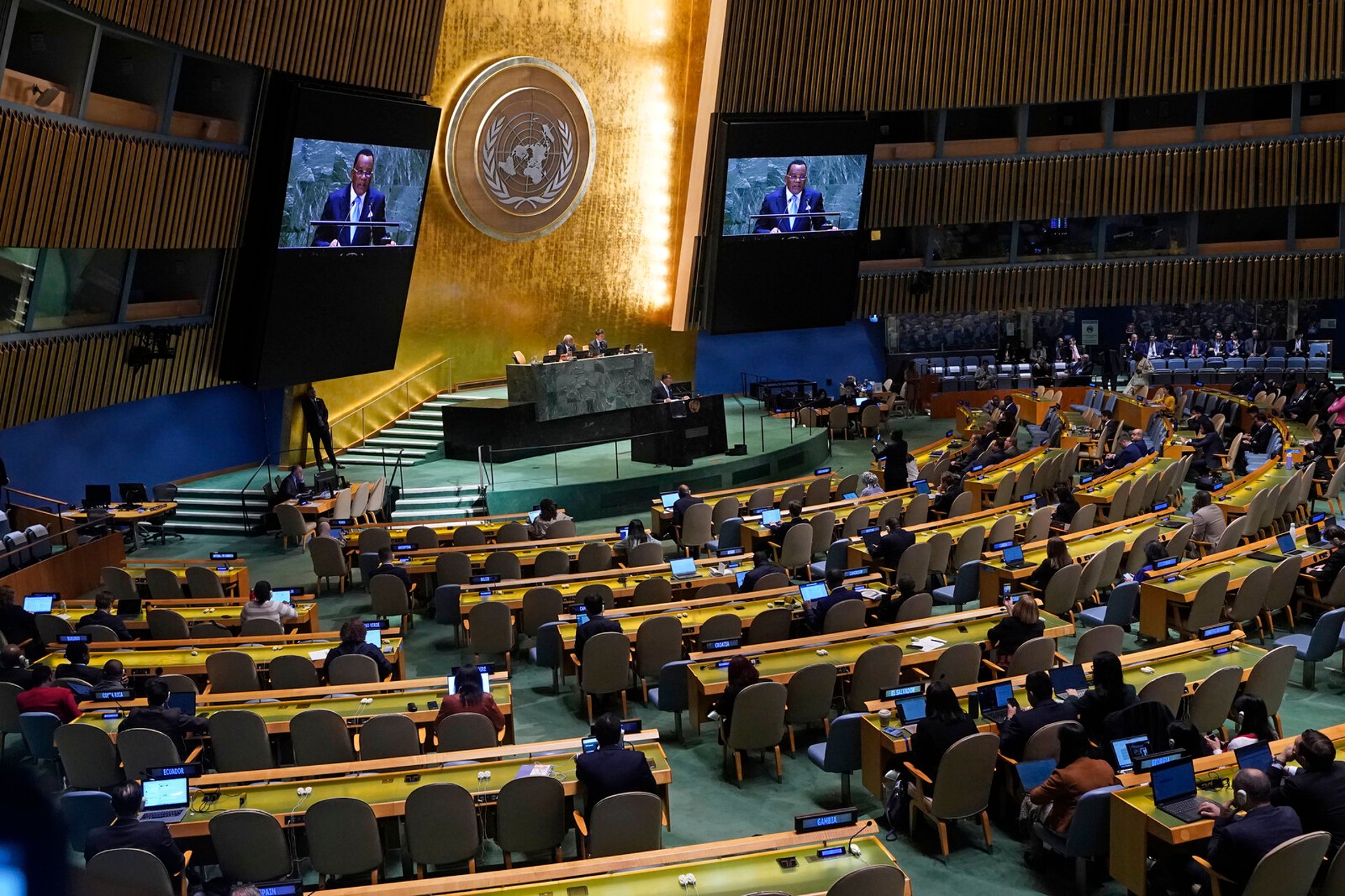 UN adopts resolution on ceasefire