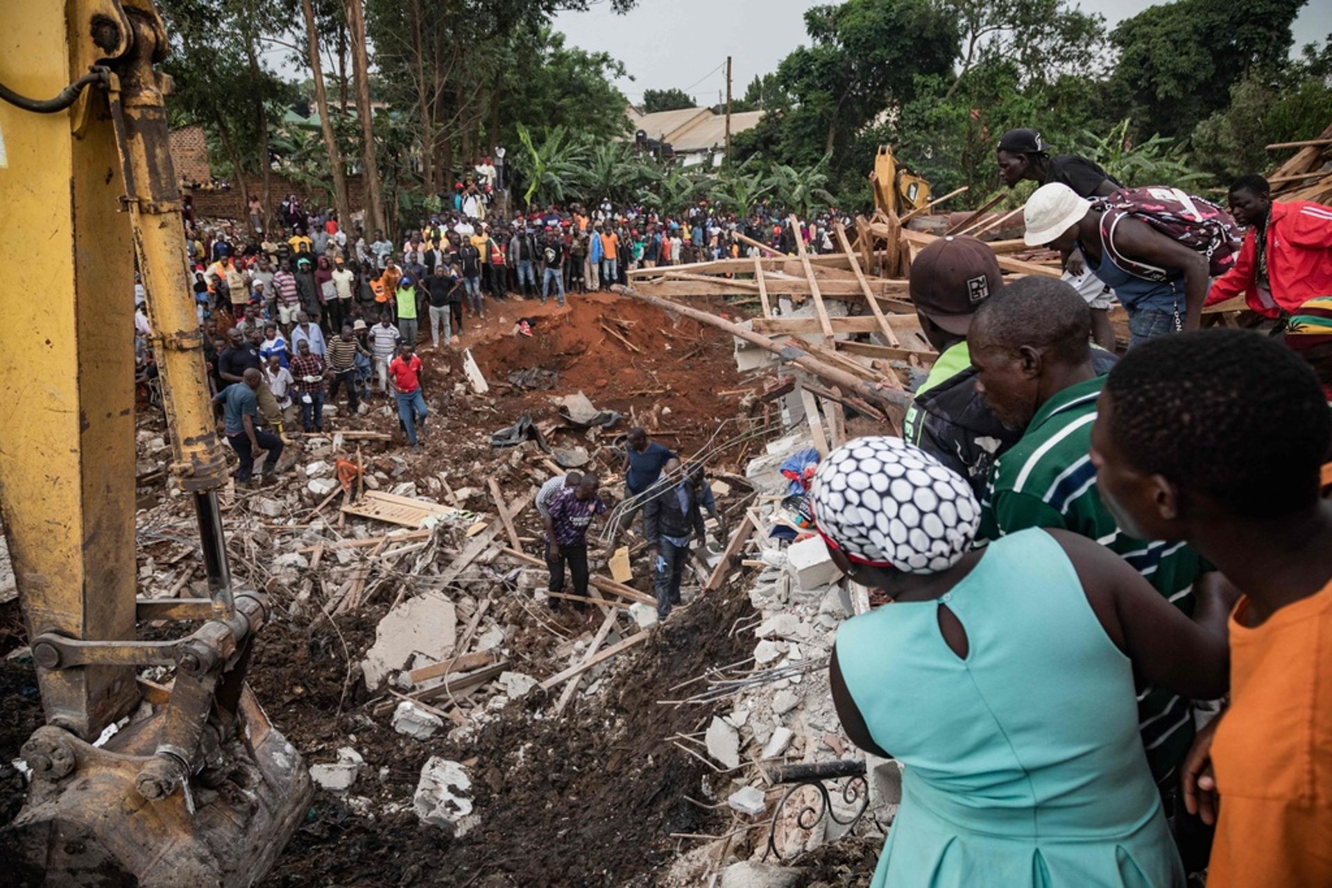 Death toll rises after landslide at dump