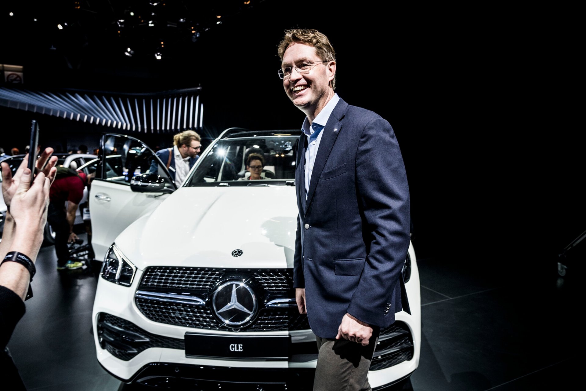 Profit slump for Mercedes - cutting costs