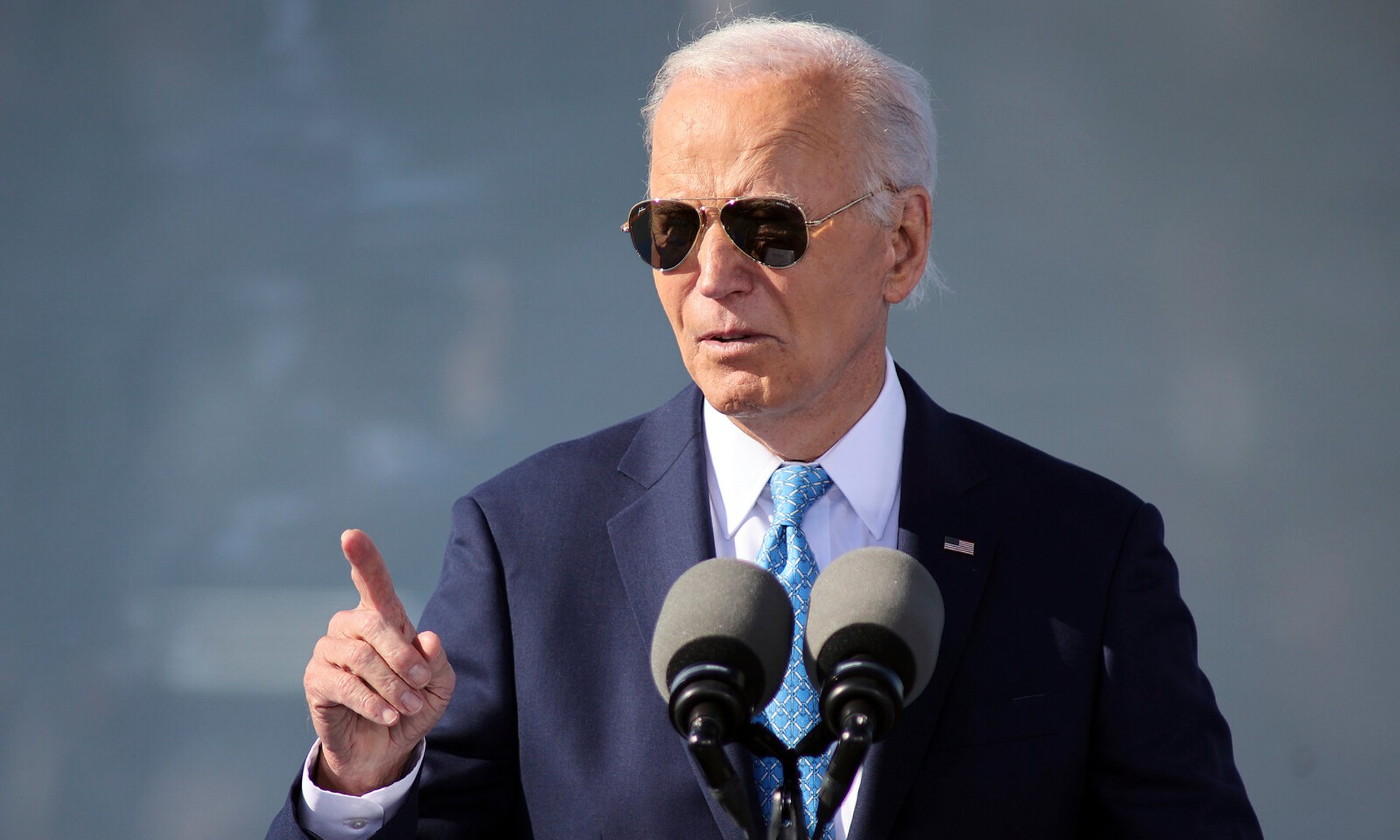 Biden in trouble over "trash" comment