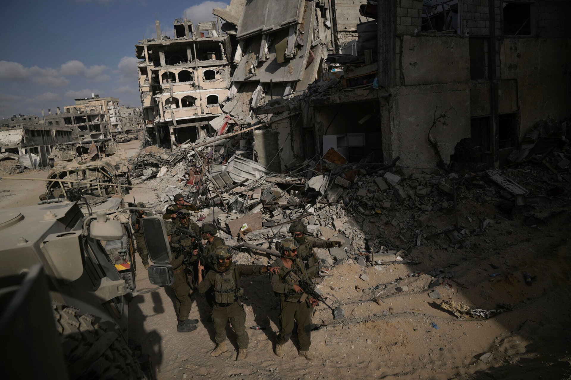 Gaza: Residential building bombed –