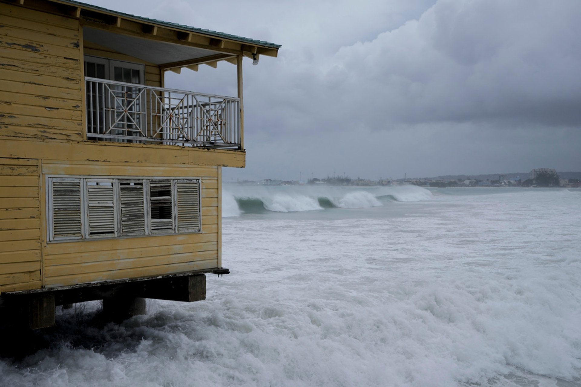 Warning for extremely dangerous hurricane in the Caribbean