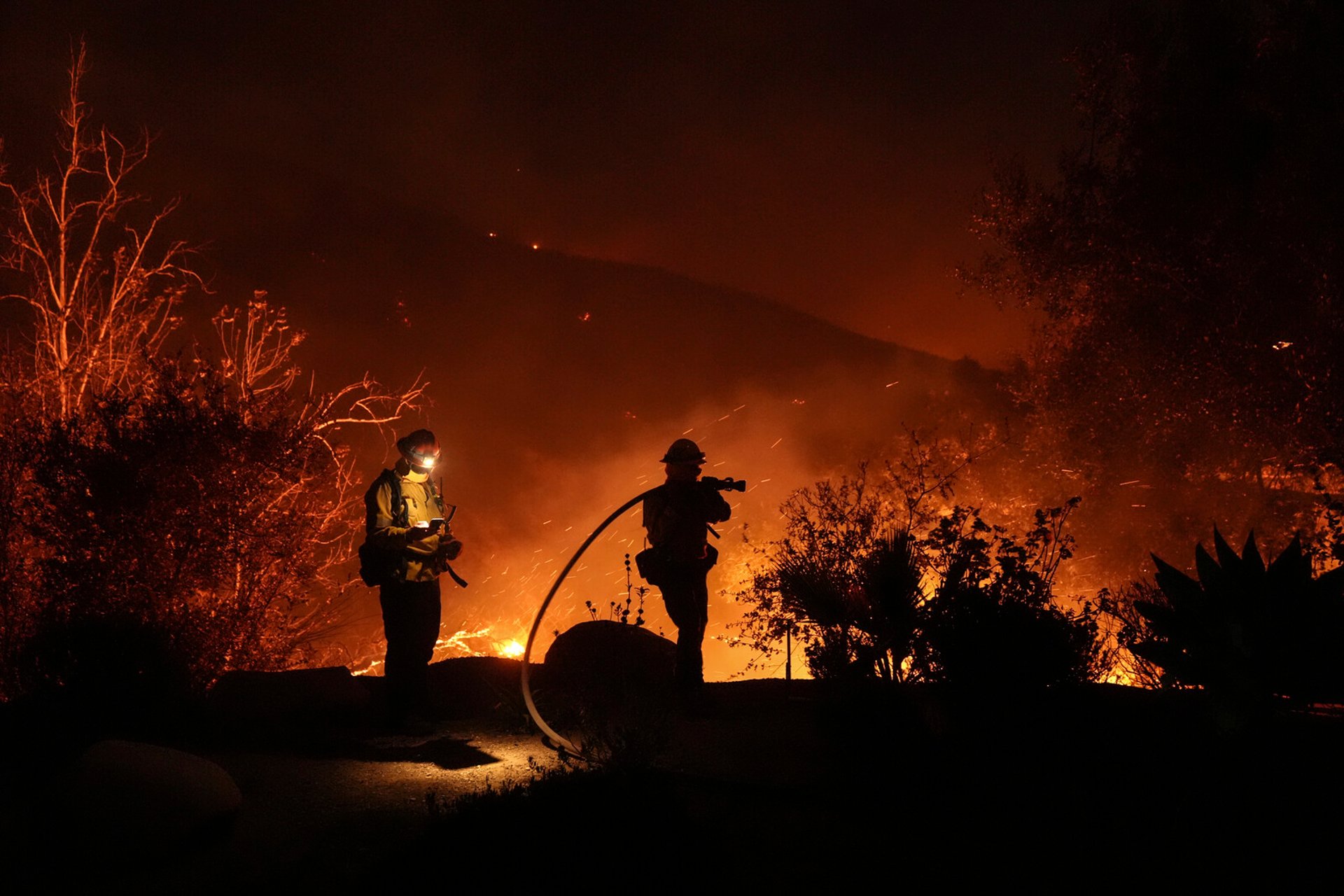 Wildfire threatens star-studded Malibu: 20,000 evacuated