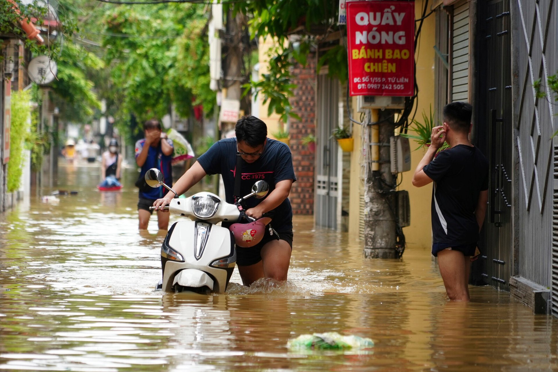 The struggle against water: Rising death toll after Yagi