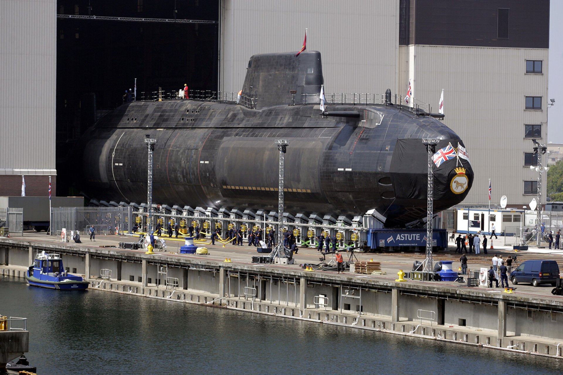 Fire in nuclear submarine shipyard - "close windows"