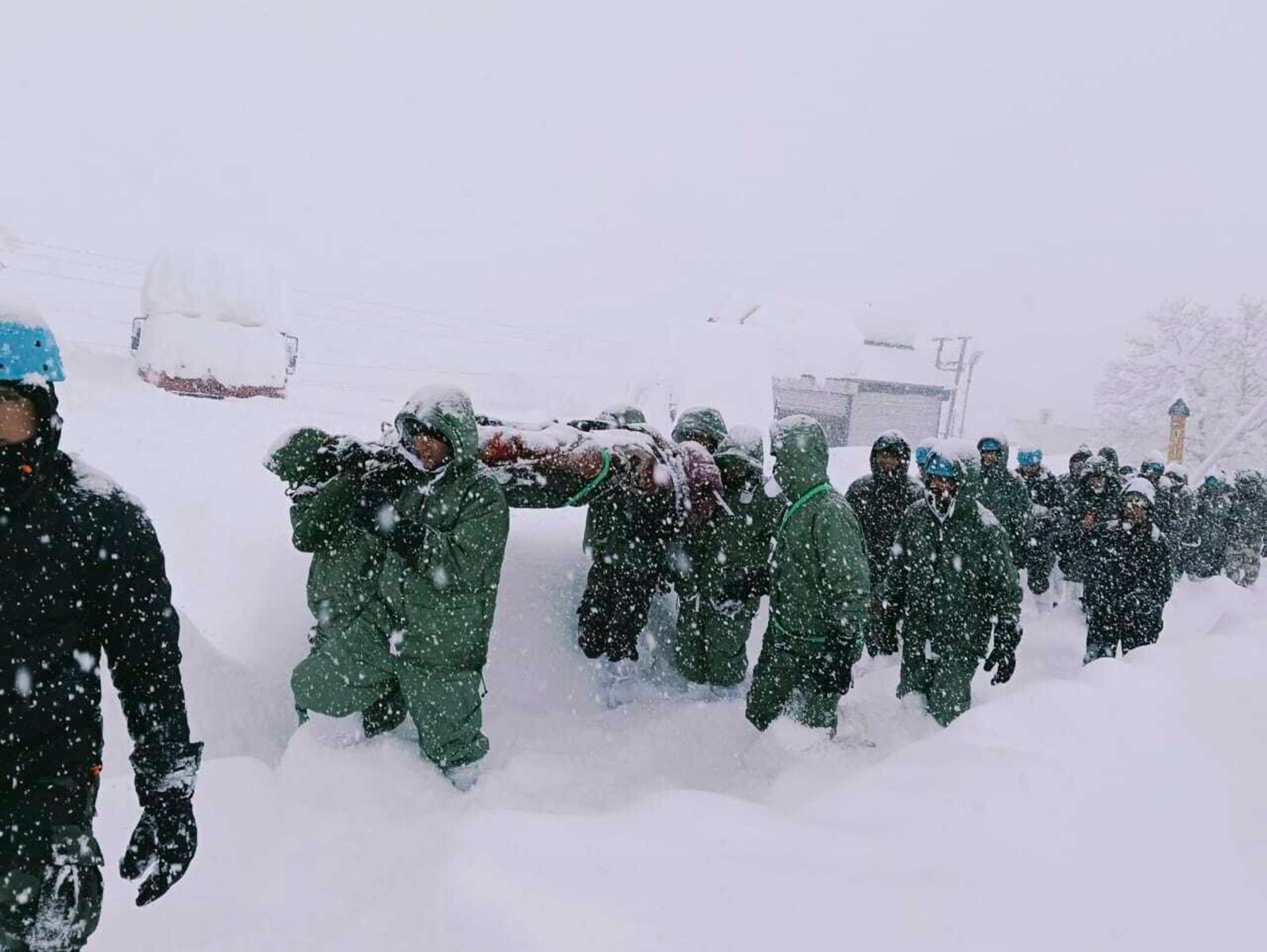 Avalanche in northern India – over 40 trapped under snow