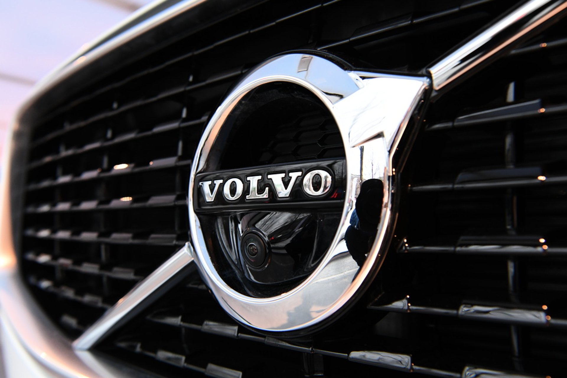 Volvo Cars scrapes electric car goal