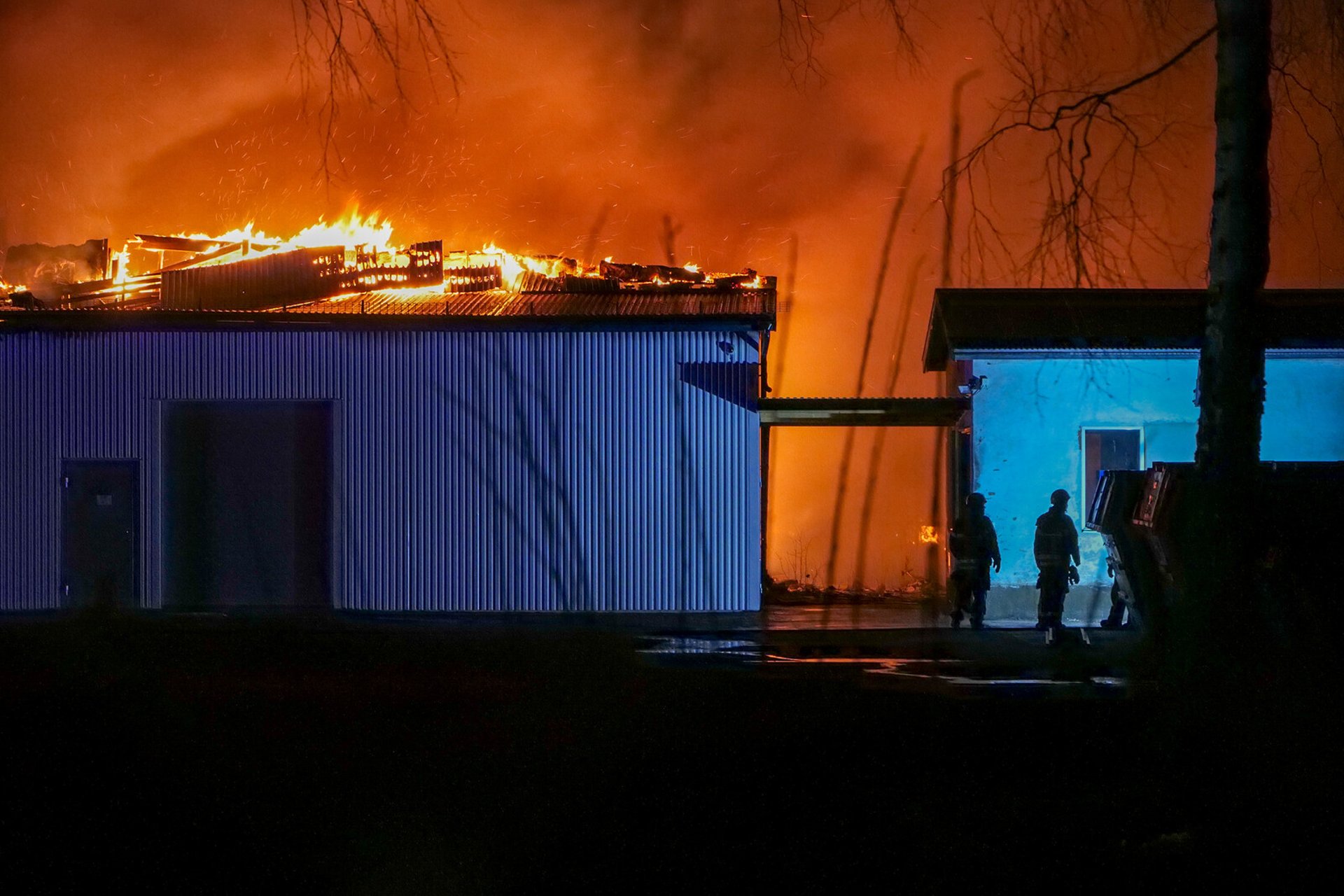 Fire in Lönsboda: Residents Urged Indoors Due to Hazardous Smoke