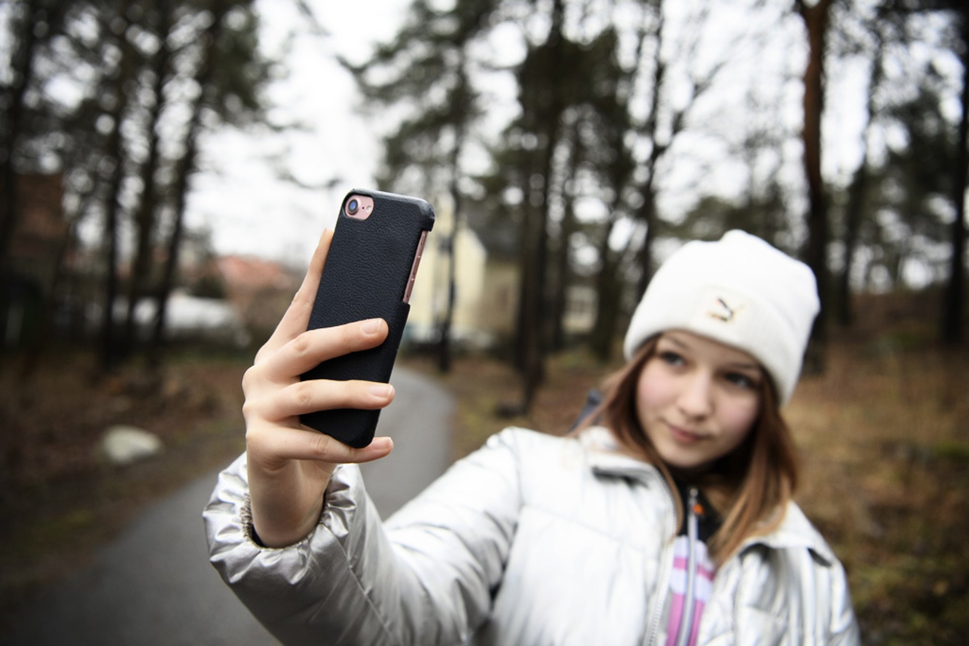 New guidelines: Teenagers' screen time must be halved