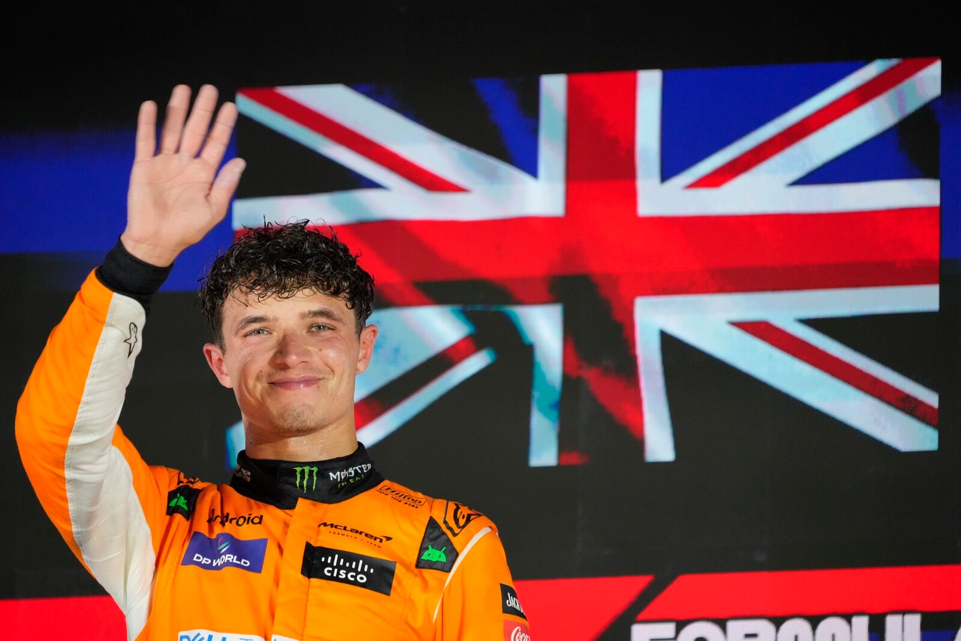 F1 Lando Norris wins in Singapore - pressures Verstappen