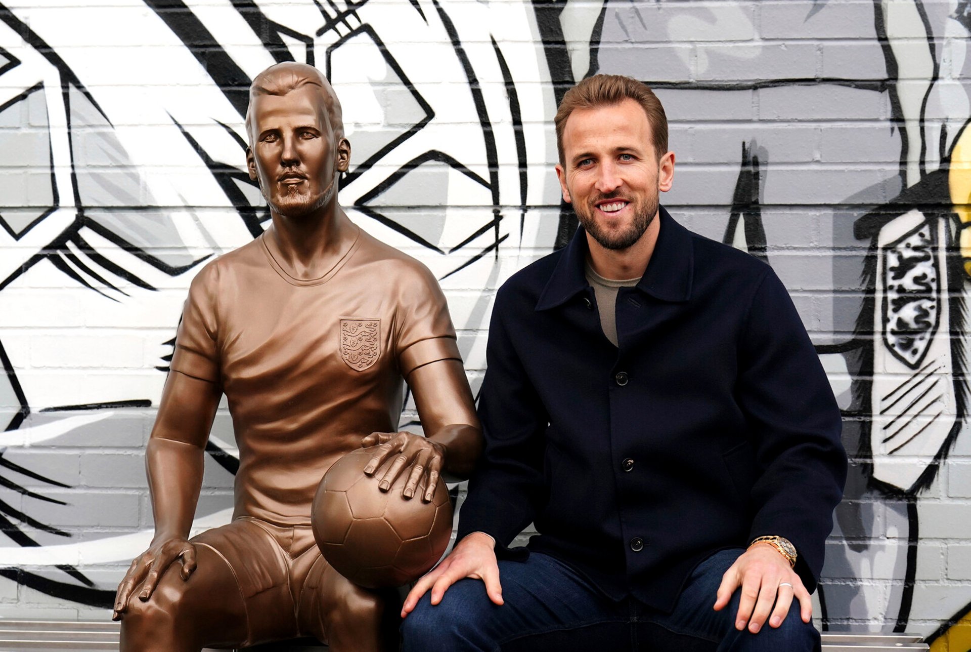 Unveiled statue of Harry Kane ridiculed: "Nightmare-like"