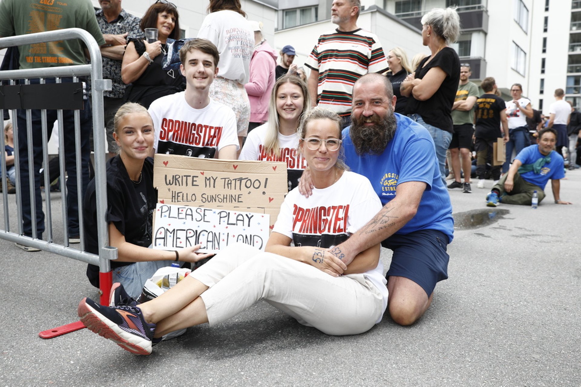 

Fans before the concert: "Laughter, tears, and dance"