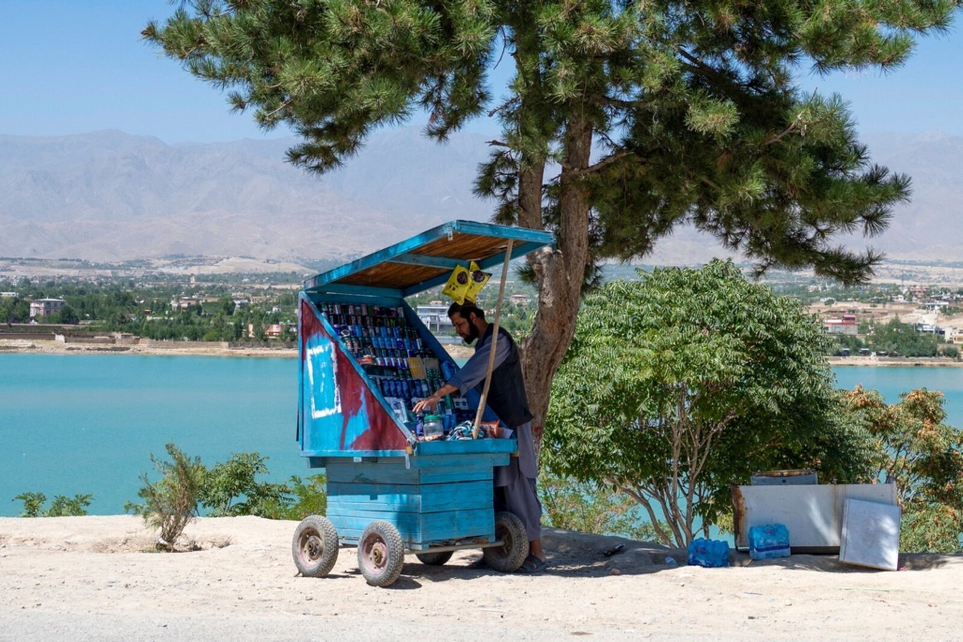 Hungry Afghans gulp down energy drinks: "Addicted"