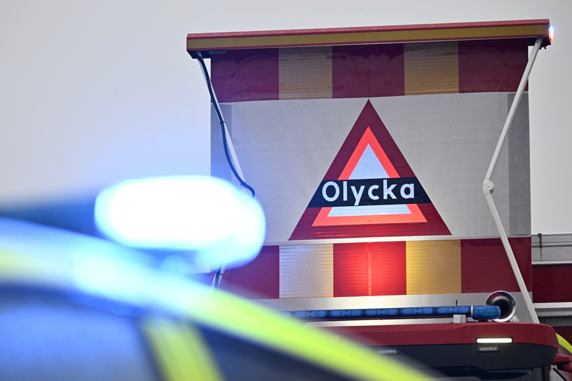 Kvinna allvarligt skadad efter krock med lastbil
Woman seriously injured after crash with truck