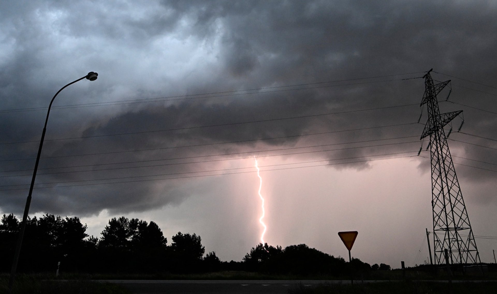 The Swedish Meteorological and Hydrological Institute warns of thunderstorms