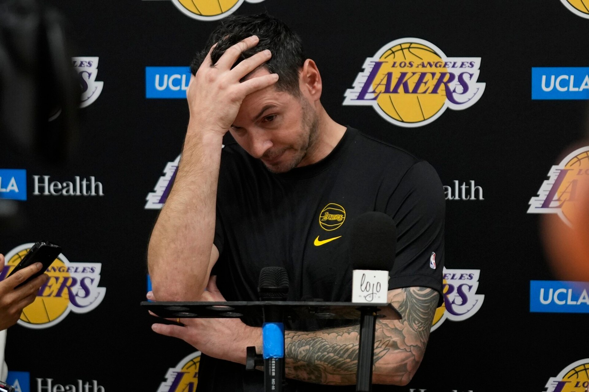 Lakers coach in tears – house burned down