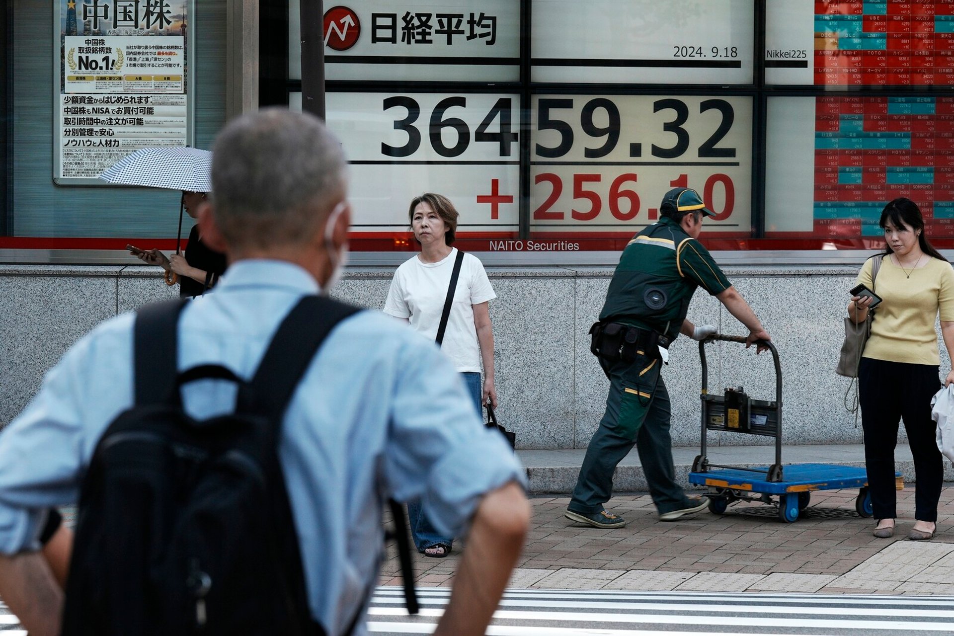 Japan's stock exchanges rise ahead