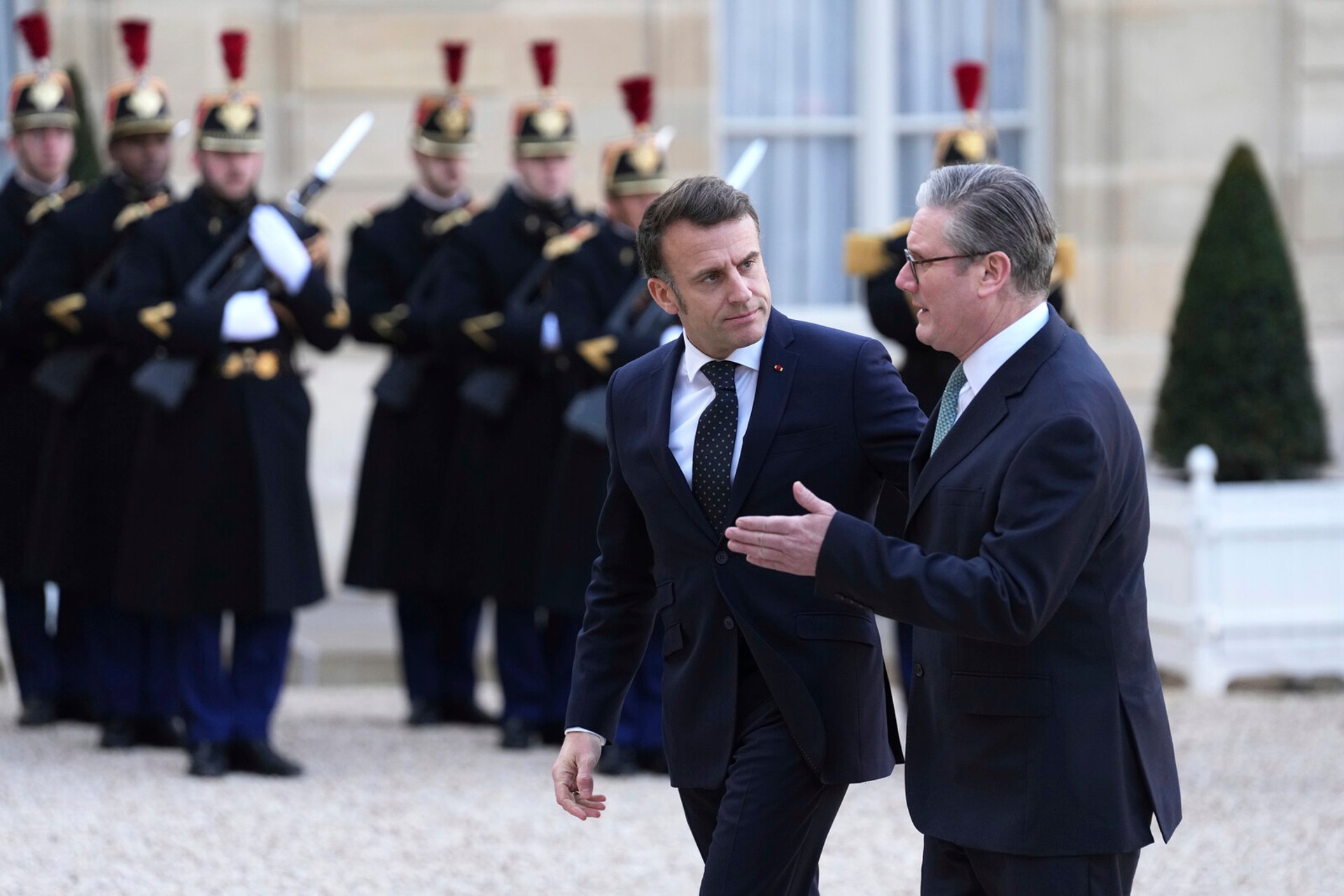 Macron and Starmer on their way to the White House