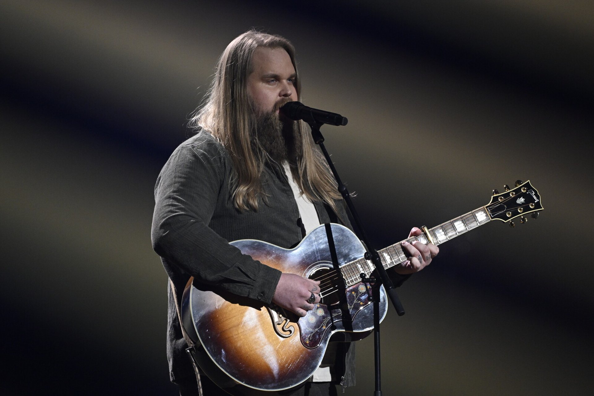 Chris Kläfford sings for the victims in Örebro