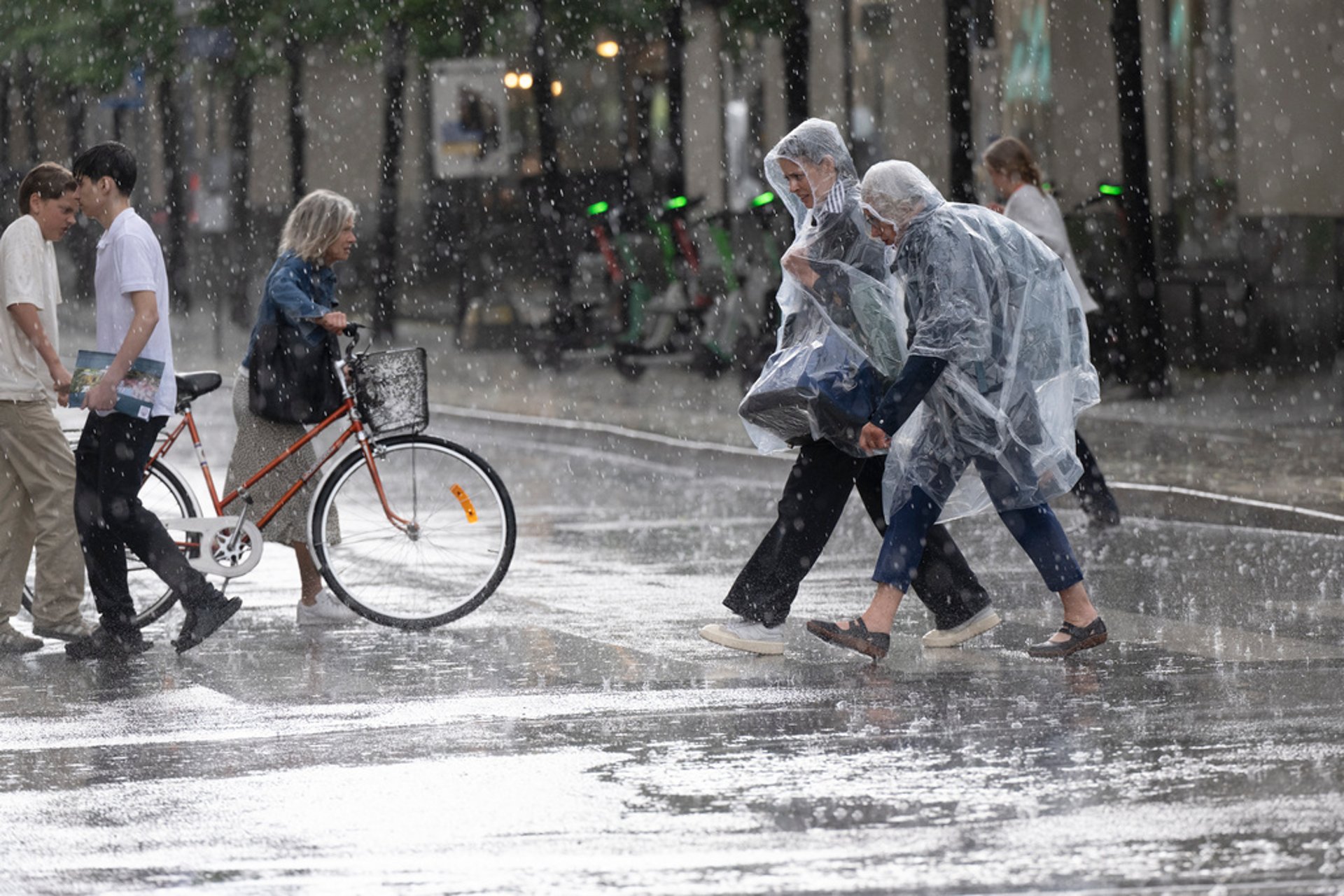 Yellow warning for rain – roads flooded