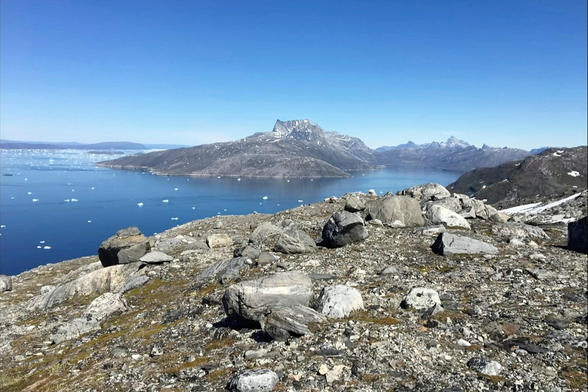 Sunken ship leaking fuel off Greenland