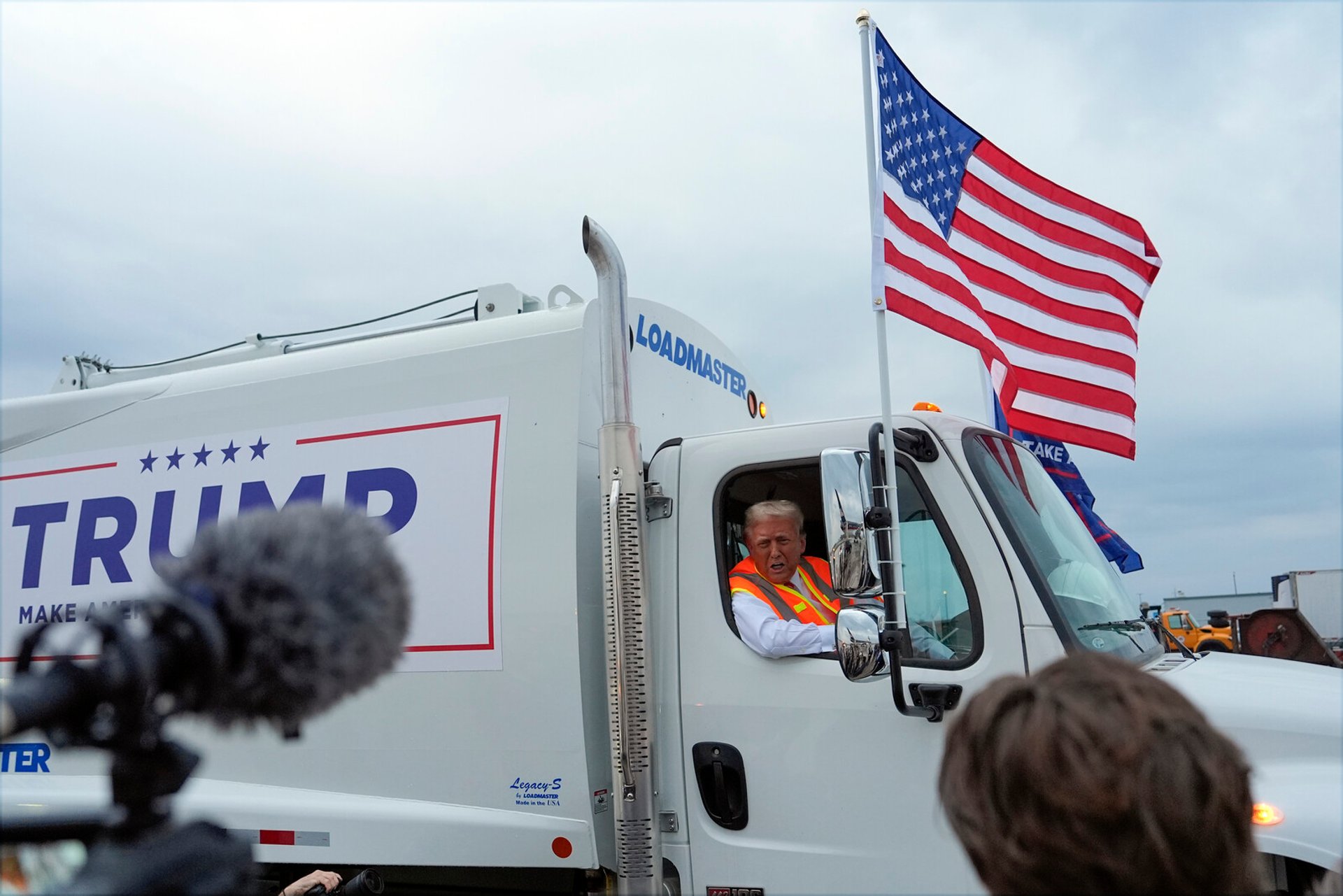 Trump's countermove: Dressed up as a garbage man