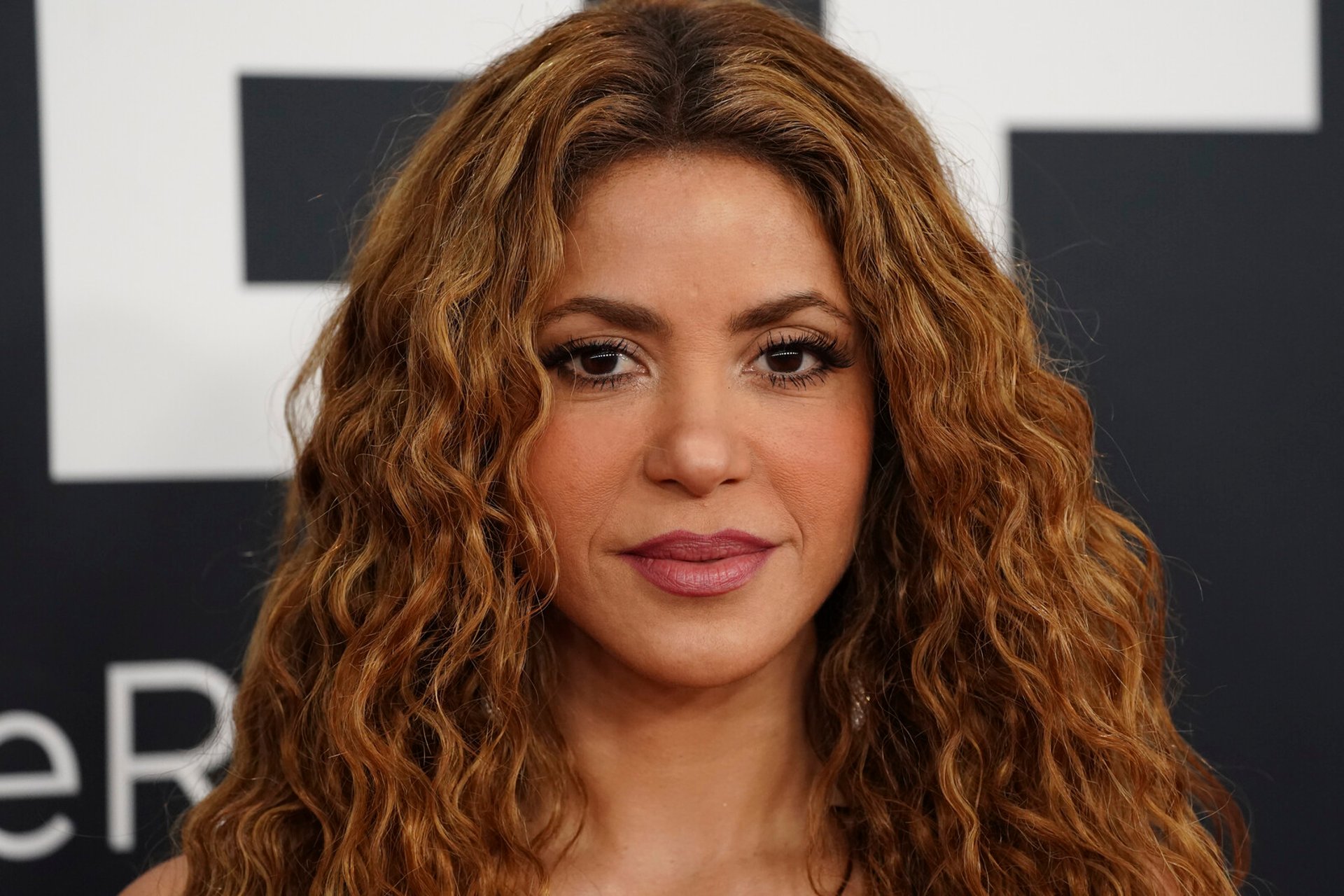 Shakira hospitalized - cancels concert