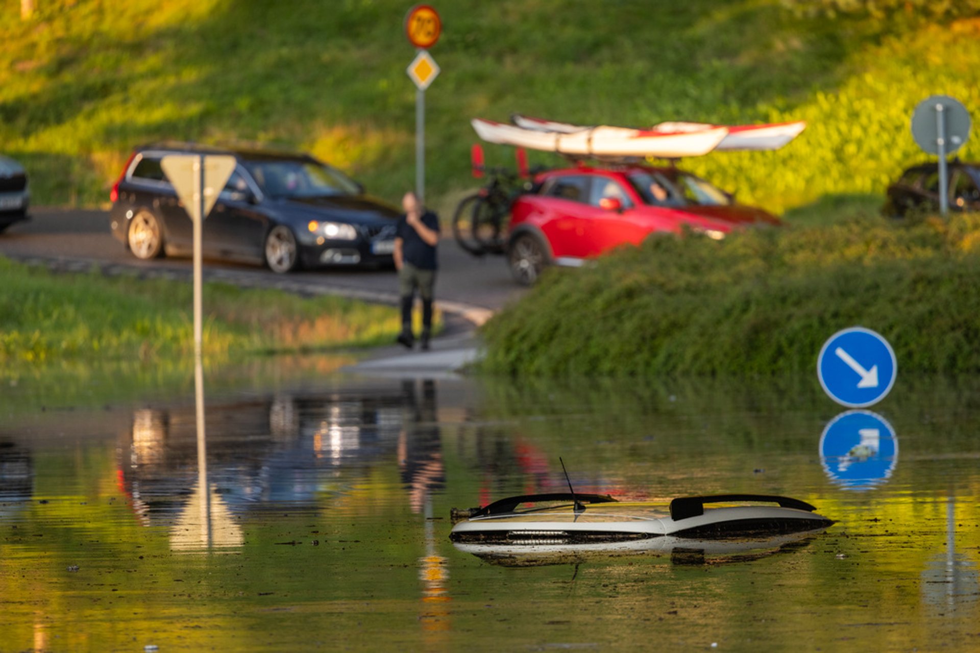 Cars stuck after landslide – road rose up