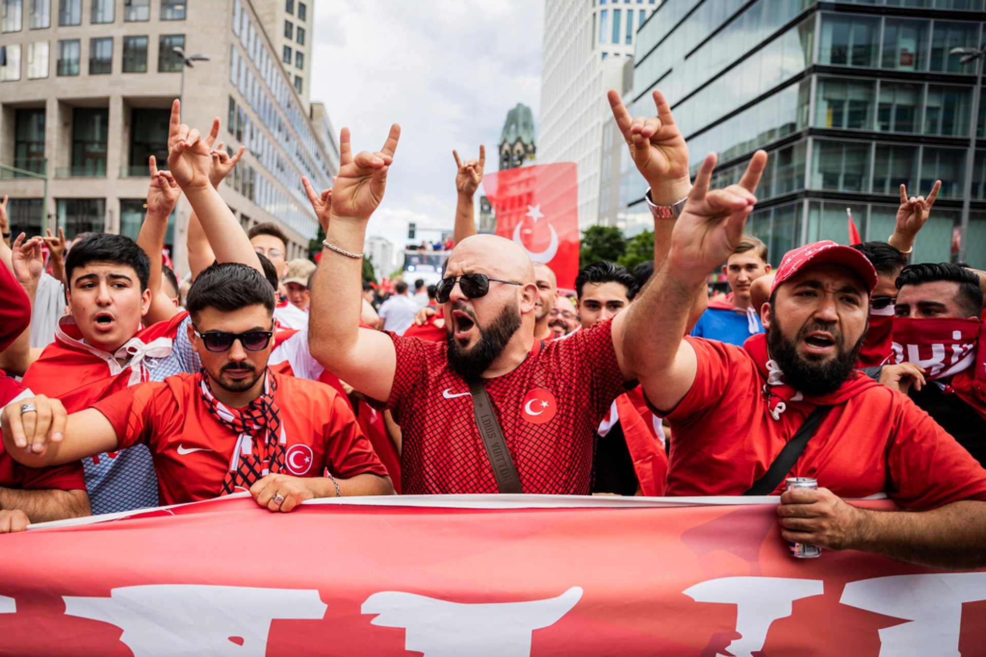 Police stopped supporter march after "wolf gestures"