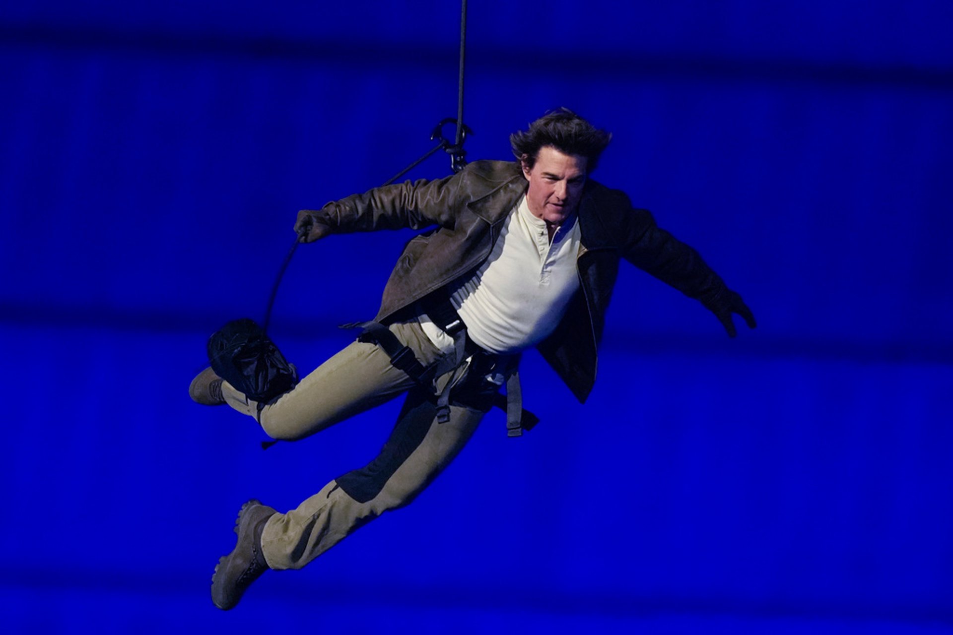 Tom Cruise ended the Olympic Games – with a flying stunt