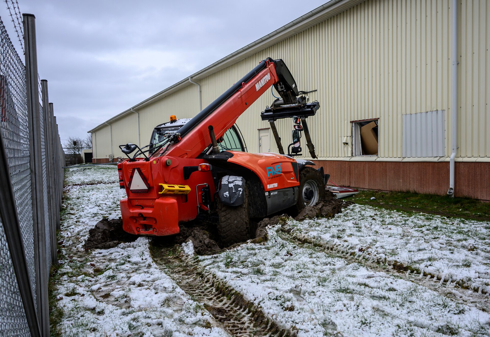 Escaped from detention center with the help of a forklift truck