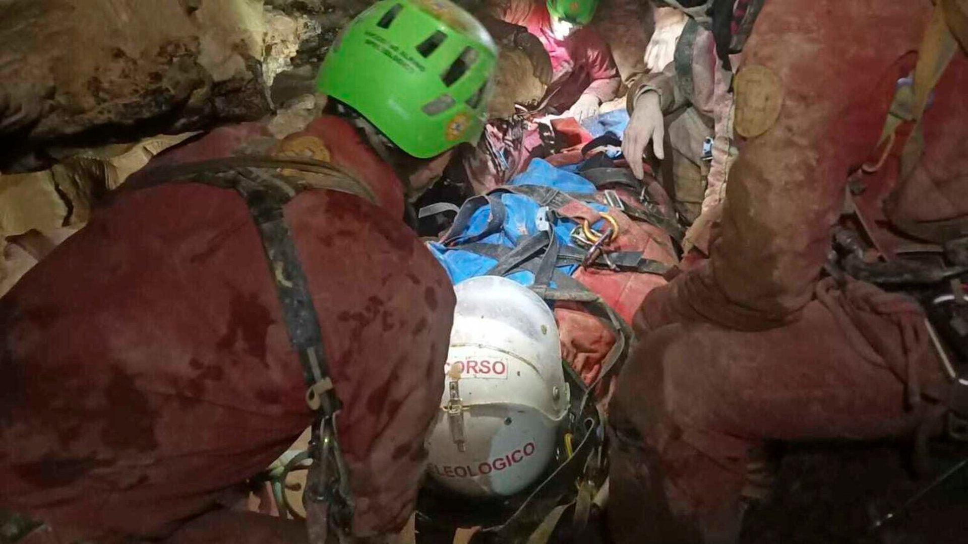 Injured caver rescued after three