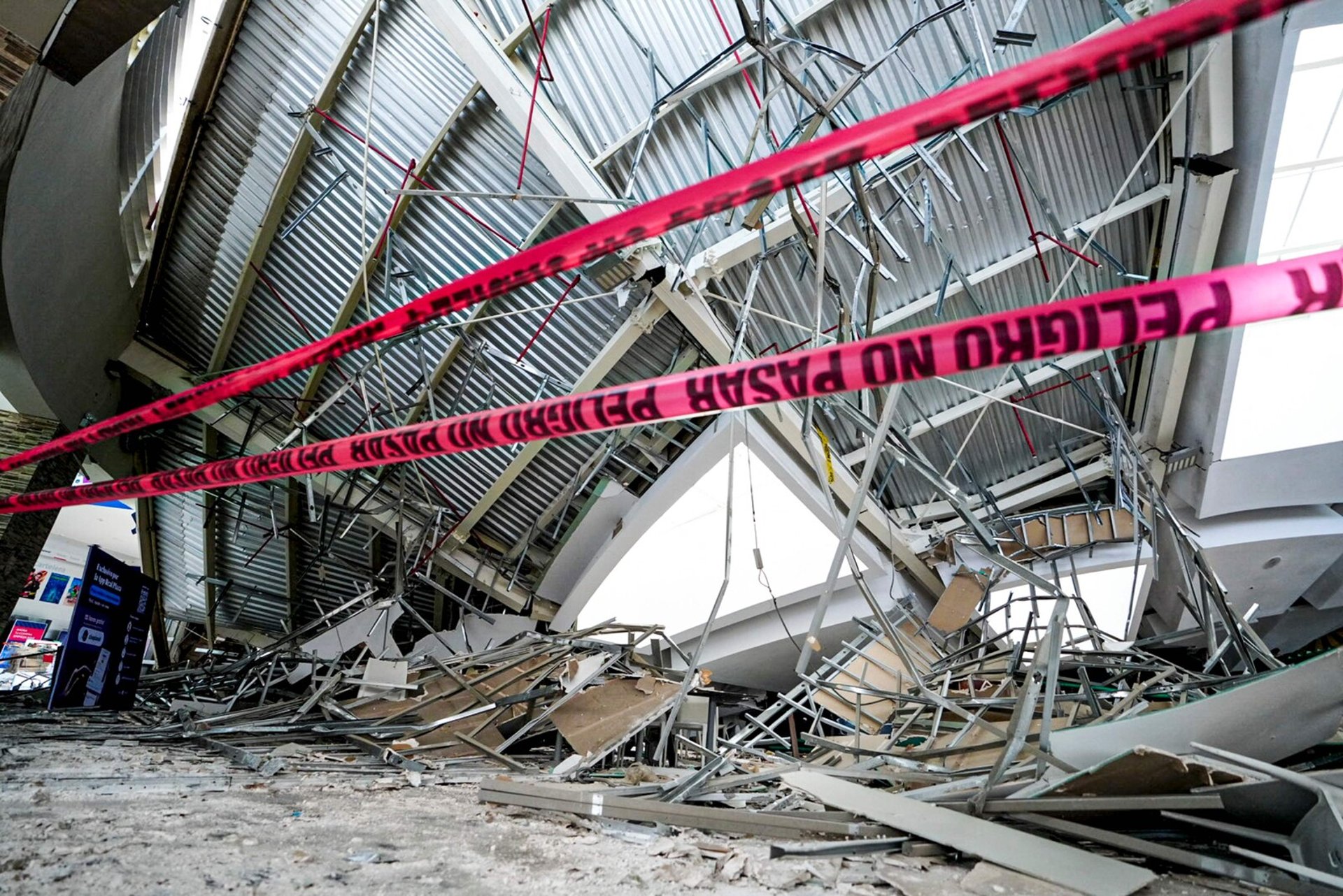 Six Dead After Roof Collapsed in Mall