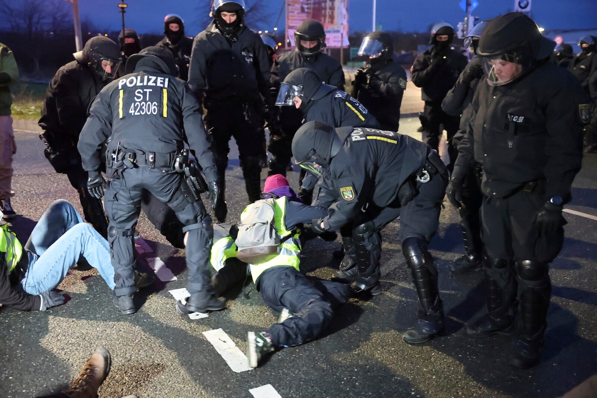 Protesters as far-right AfD holds