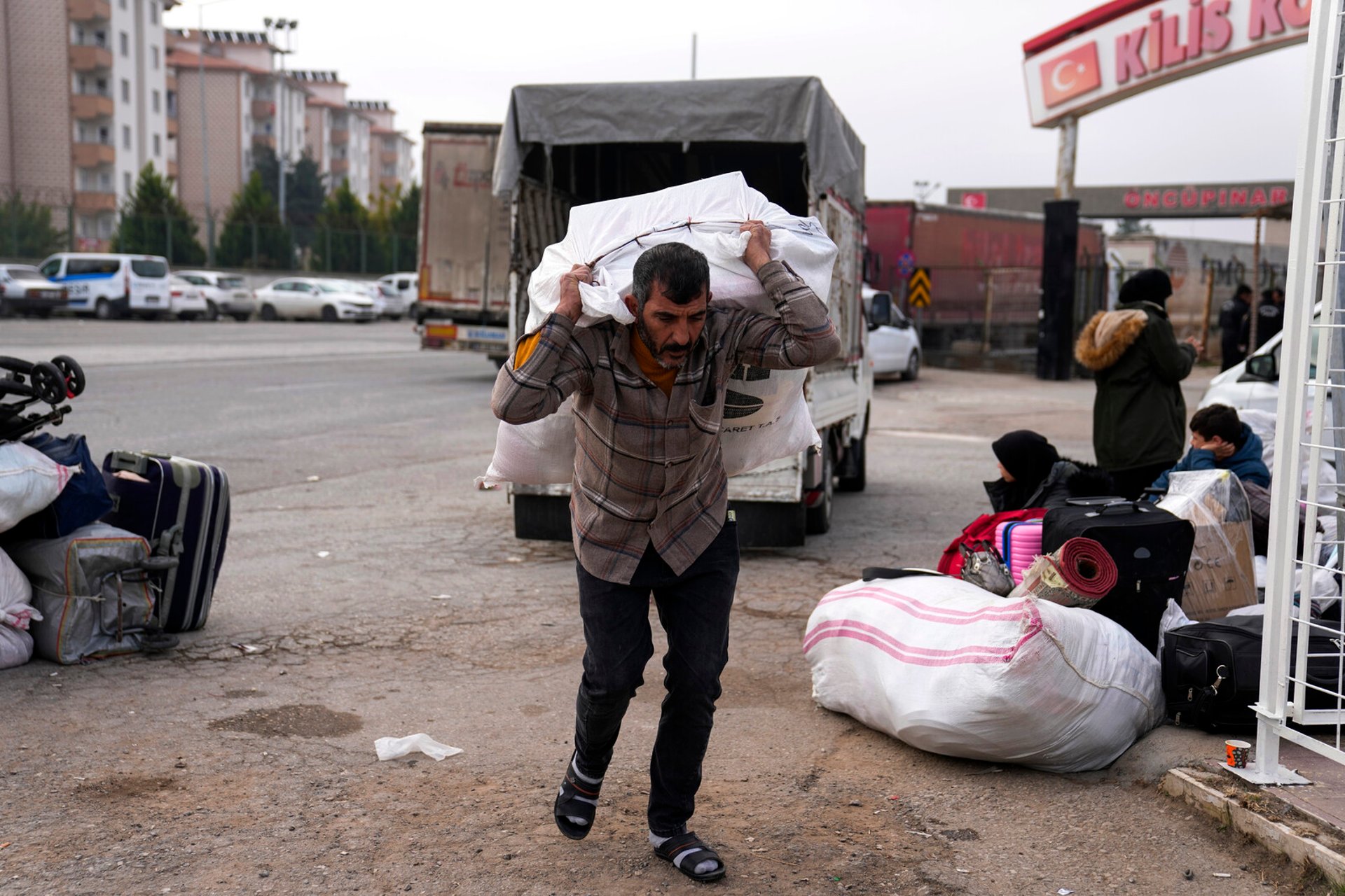 Tens of thousands return to Syria from Turkey