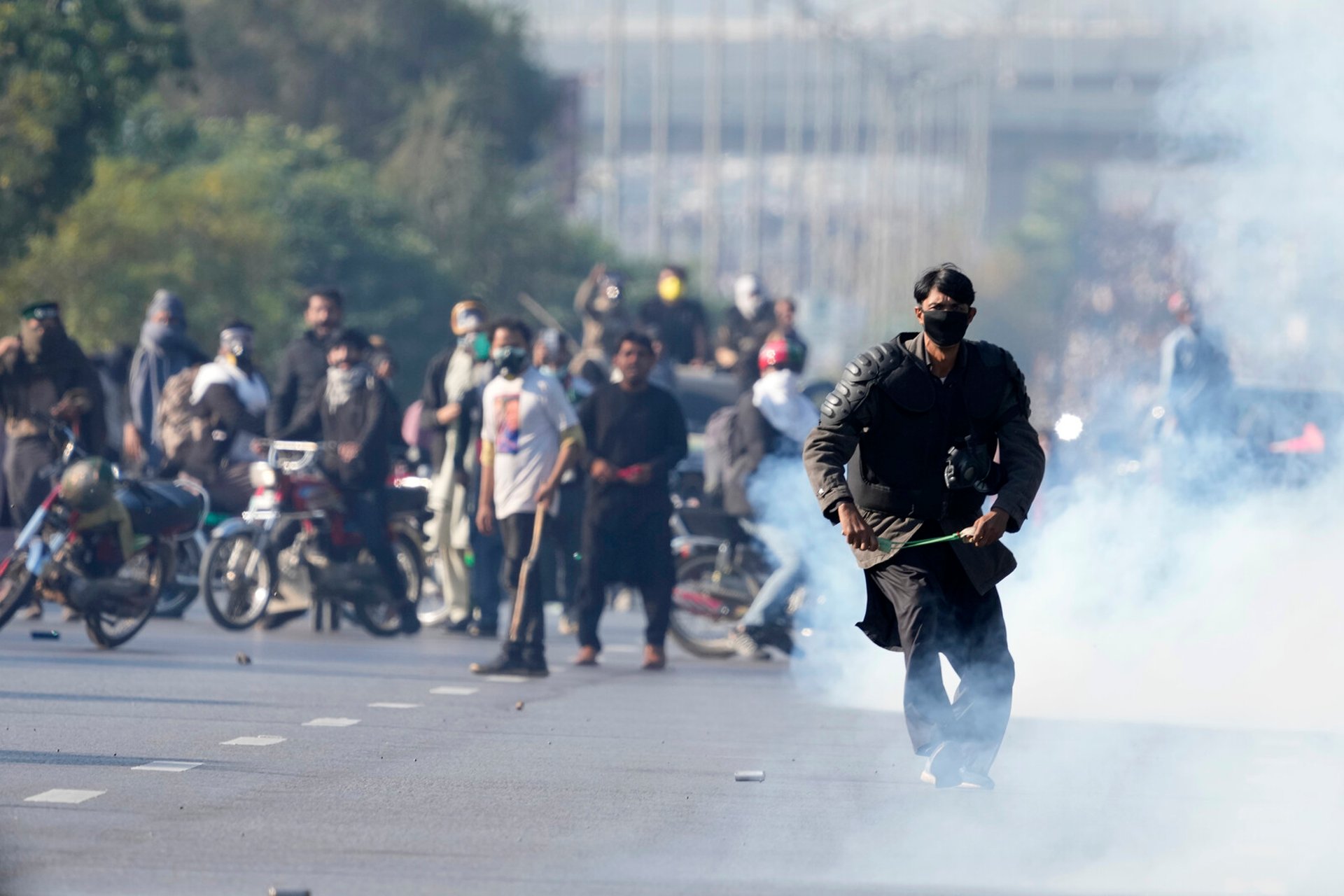 Deadly march towards Islamabad - "Release Khan"