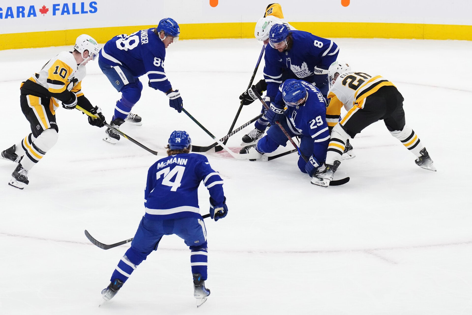 Nylander scores two goals against Pittsburgh