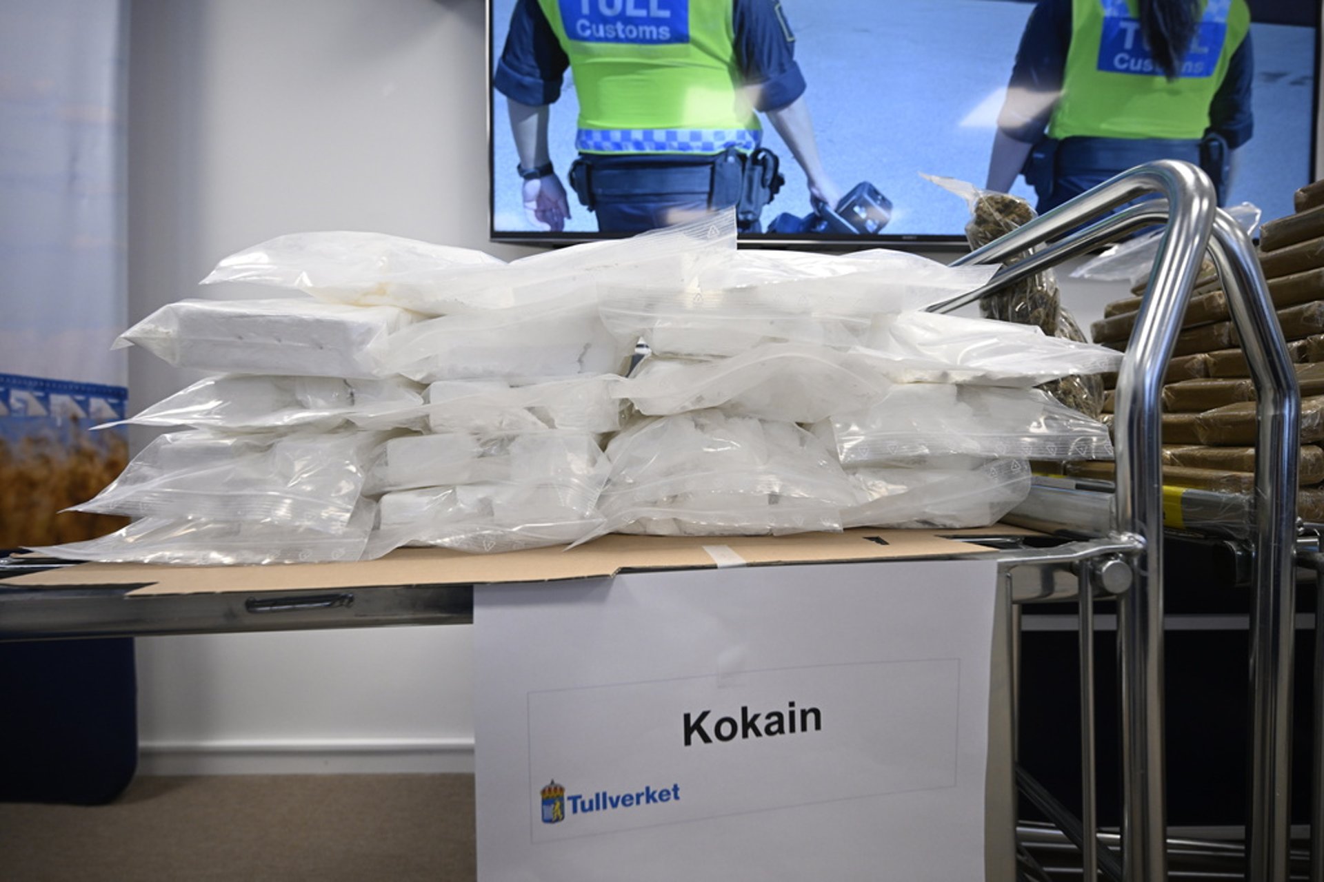 43 kilos of cocaine smuggled in – two charged