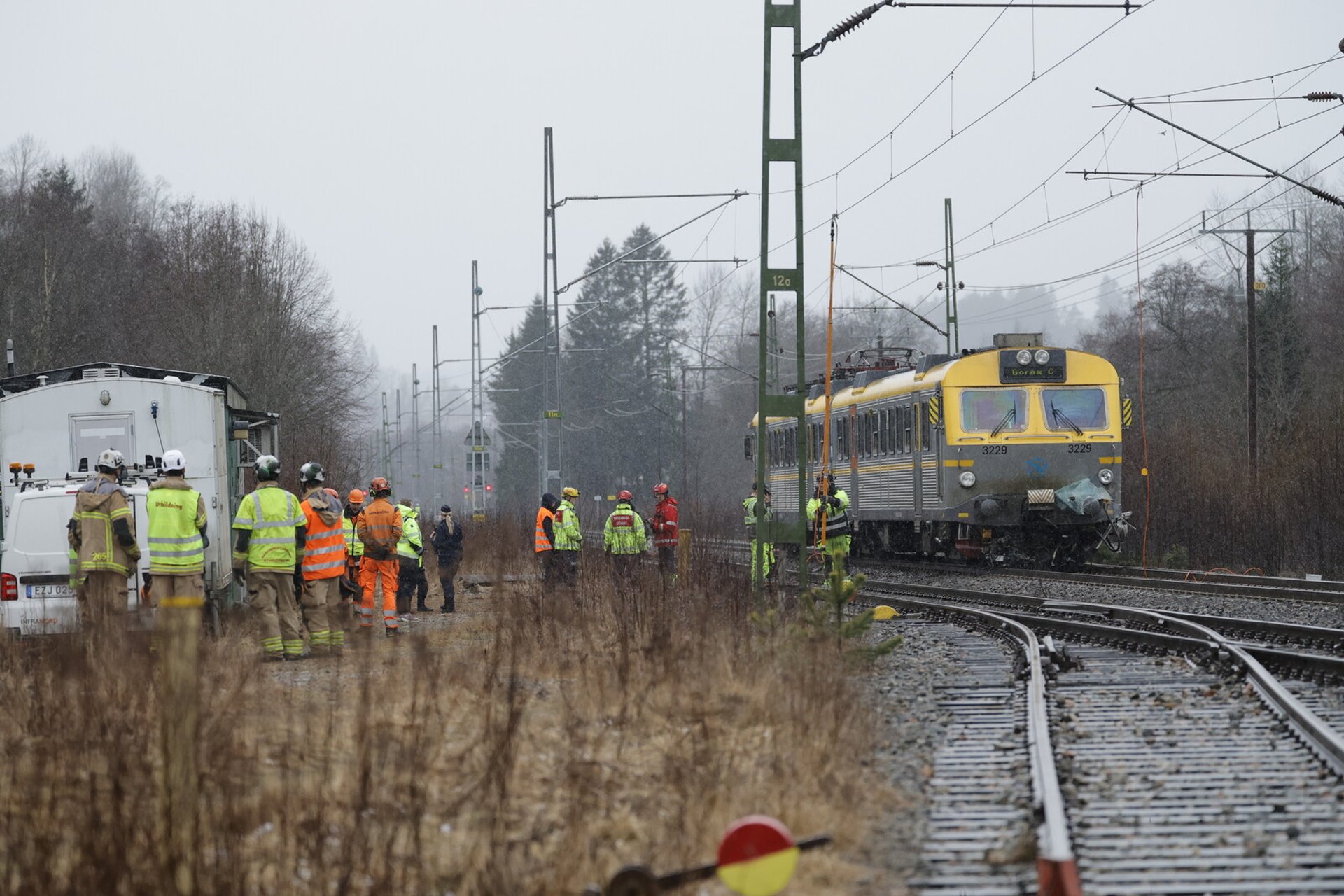 Severe collision between train and car – one injured