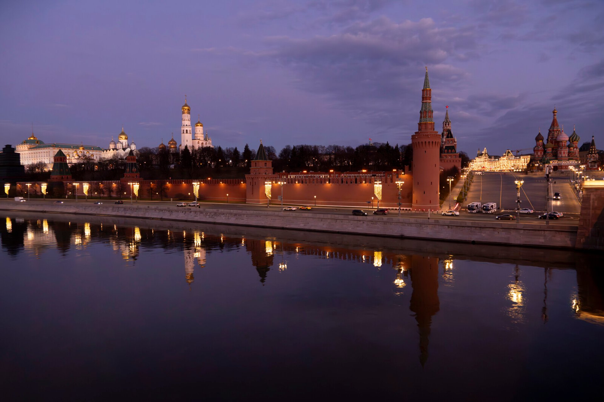 Russia: Paramilitary killed by bomb in luxury lobby