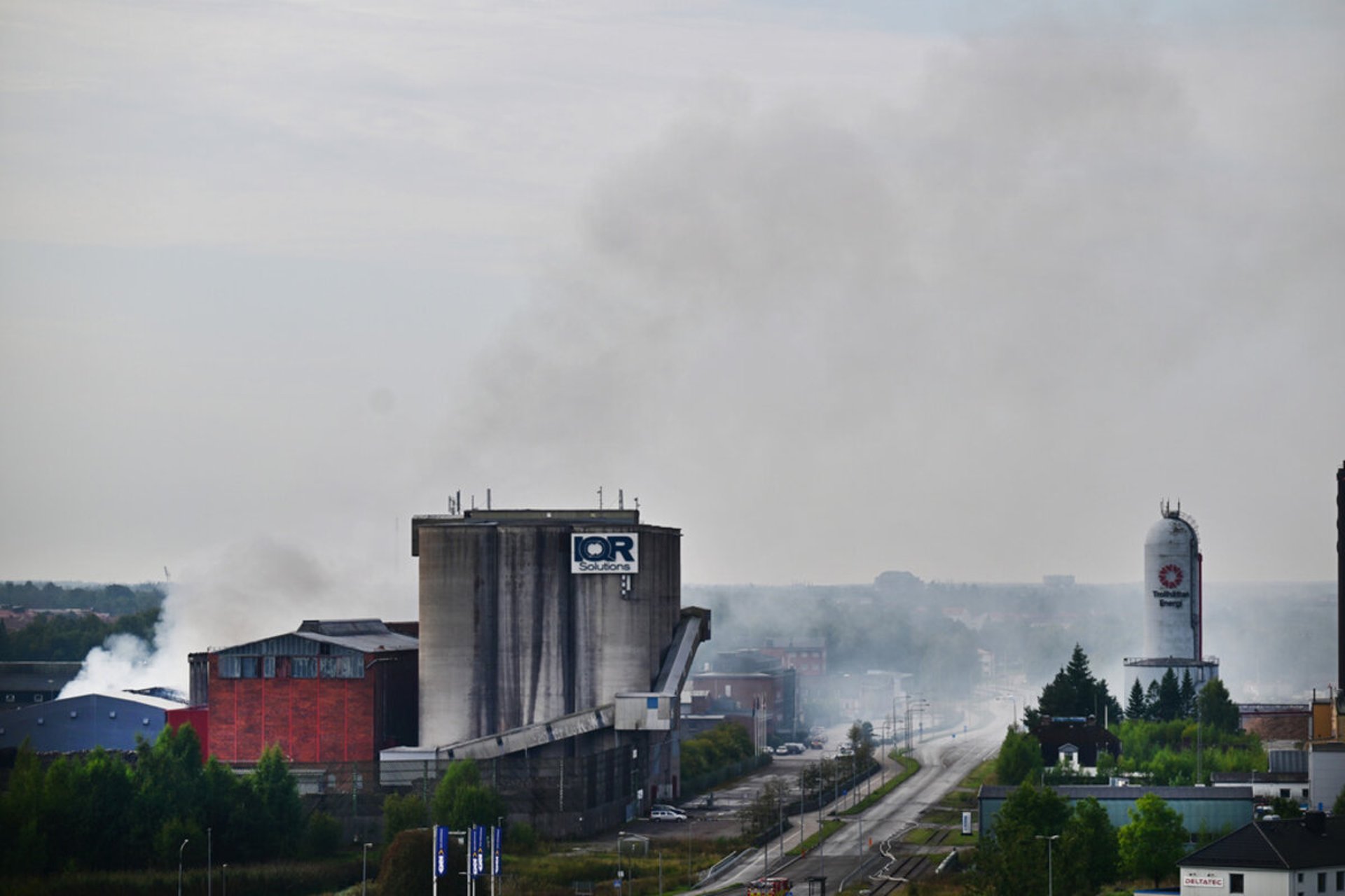 Powerful battery fire in industrial area